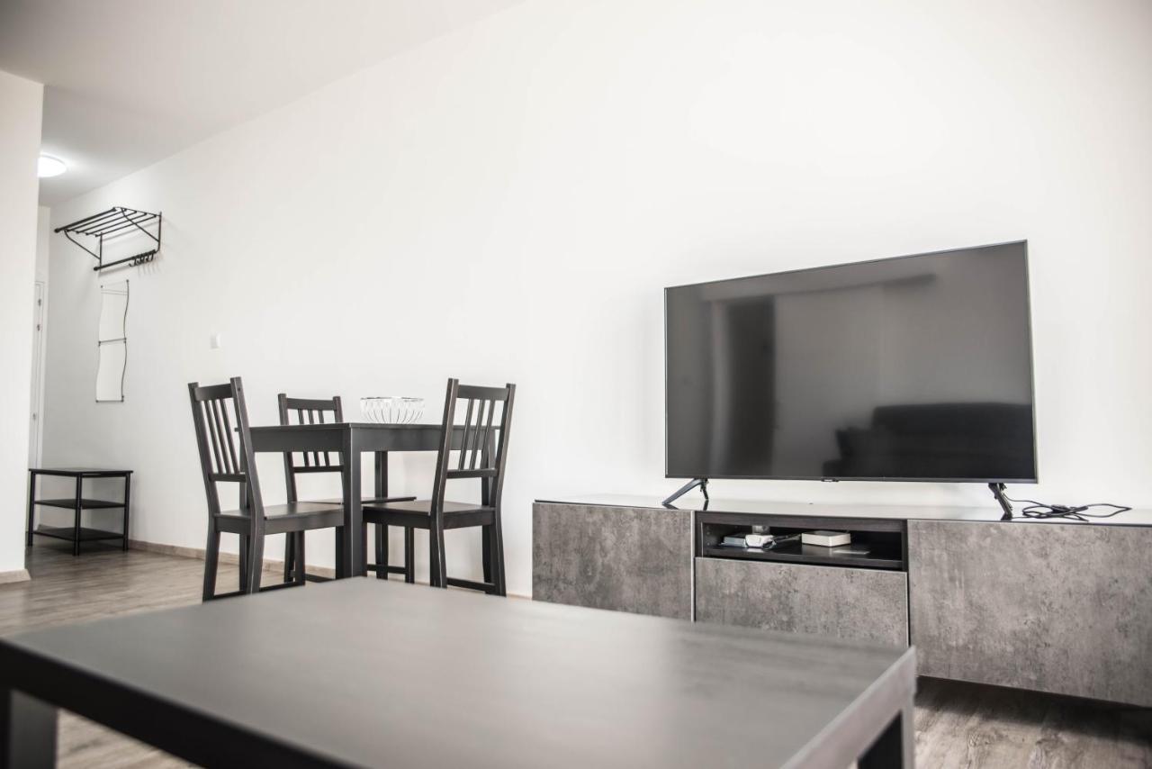 Lovely One Bedroom With View Διαμέρισμα *